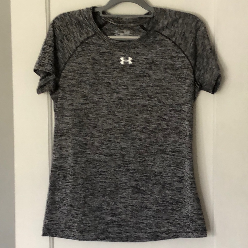 Under Armour size Sm/P/P loose fit,heat gear top. Short sleeve,gray/black. EUC